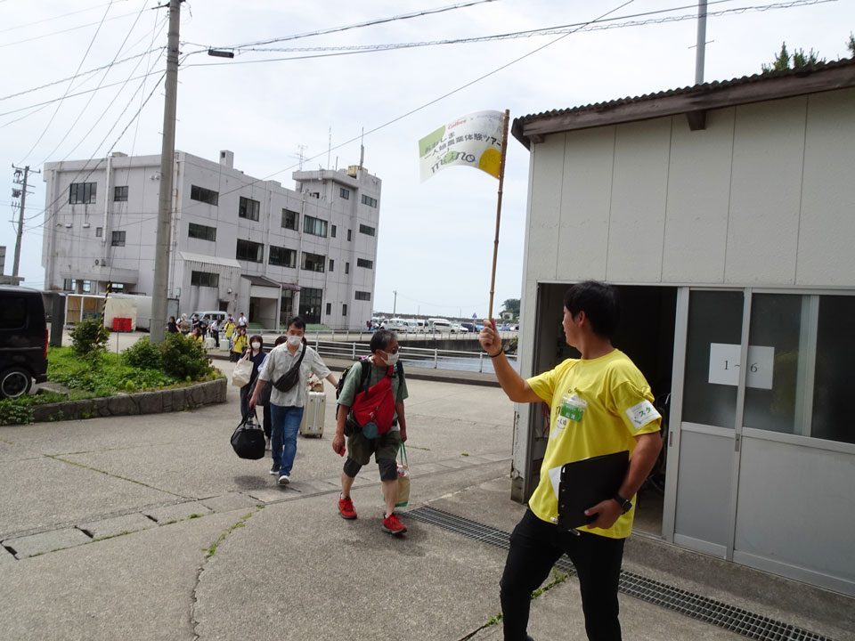 粟島の公民館に向かう