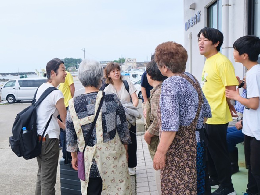 港にて島の皆さんと