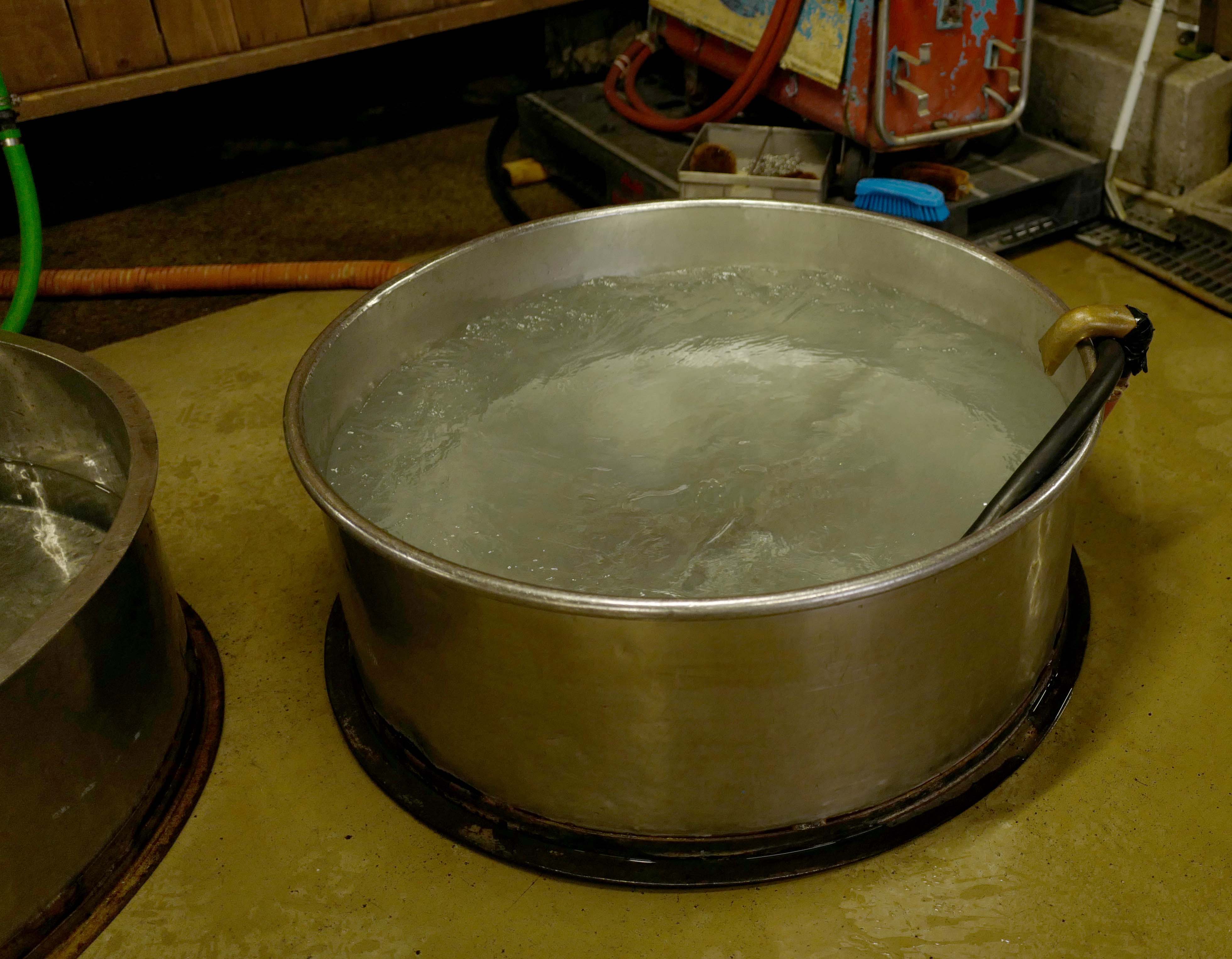 伏流水の湧き水が入った桶