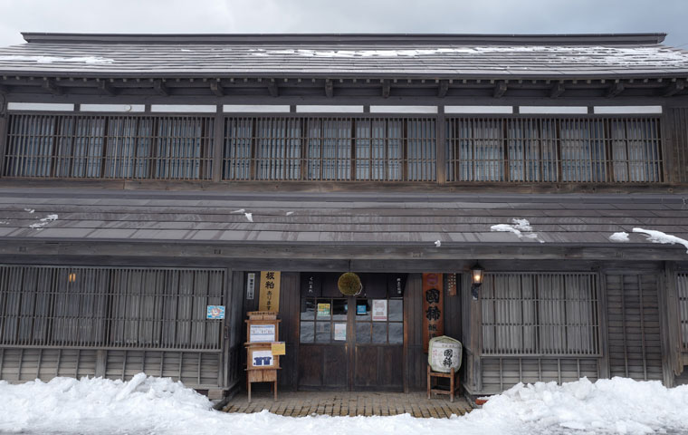 日本酒がその旨みをひきたてる、堅あげポテトづくり