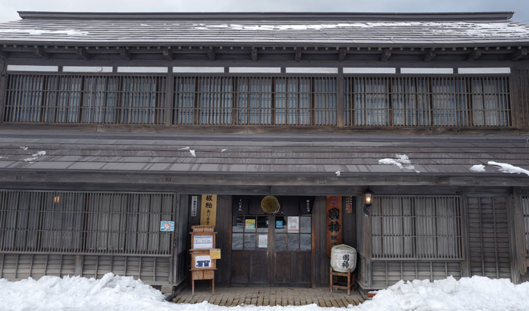 日本酒がその旨みをひきたてる、堅あげポテトづくり