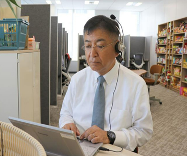 photo: President Ehara monitoring customer feedback