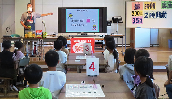 A session of the food education program in progress