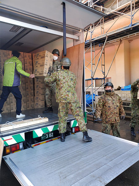 被災地（輪島市）へのカルビー商品搬入の様子（写真提供：認定NPO法人 グッドネーバーズ・ジャパン）