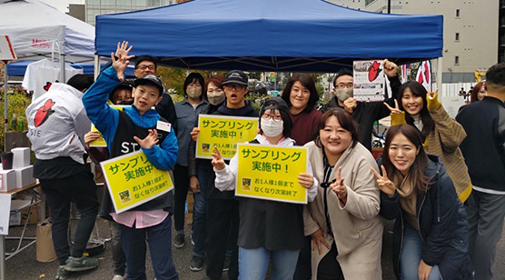 「番町SJEマルシェ」でのボランティア活動（写真提供：SJEマルシェ実行委員会）